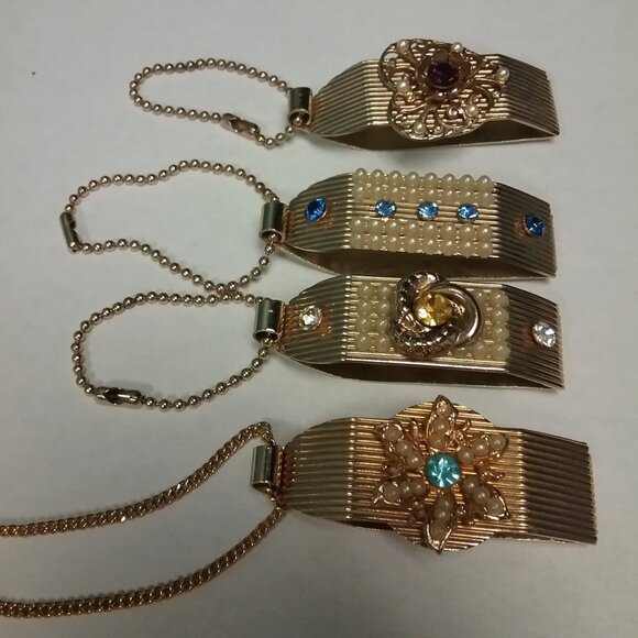 Vintage Gold Tone Glove Clip with Chain 1950's - Picture 3 of 7